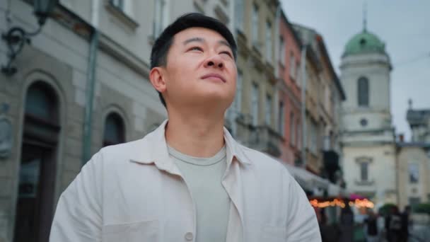 Close Gelukkig Geïnspireerd Aziatische Man Toerist Buiten Staan Dromen Denken — Stockvideo