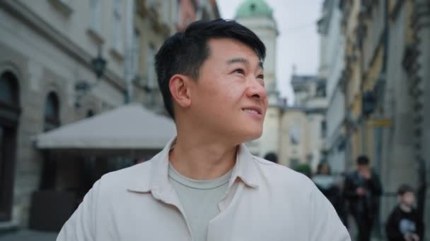 Man Portret Gelukkig Glimlachen Duur Geïnspireerd Aziatische Man Toerist Kijken — Stockvideo