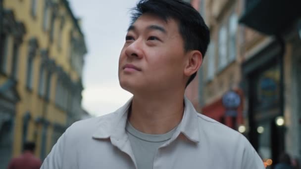 Close Aziatische Man Toerist Gaan Wandelen Buiten Gelukkig Koreaanse Chinese — Stockvideo