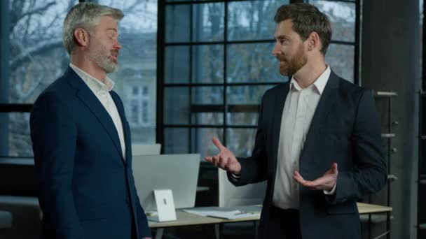Zwei Glückliche Kaukasische Männer Geschäftsleute Sprechen Büro Schütteln Hände Nach — Stockvideo