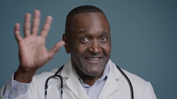 Närbild Leende Afrikansk Amerikansk Man Läkare Titta Kamera Våg Hej — Stockvideo