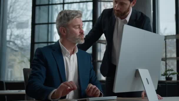 Twee Zakenmensen Office Manager Werken Aan Computer Gestresste Blanke Man — Stockvideo