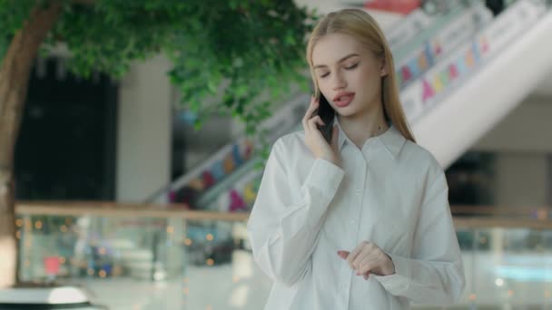 白人女性 携帯電話 ショッピング モール ビジネスマン フリーランサー 携帯電話 クライアント スマートフォン 話し合い — ストック動画