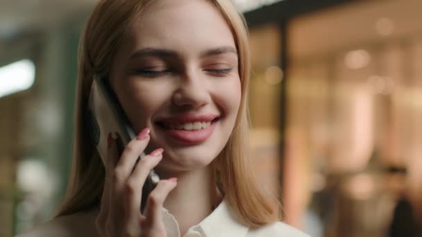 Bizneswoman Mówiący Telefon Komórkowy Przyjemna Rozmowa Zbliżenie Kaukaska Kobieta Mówić — Wideo stockowe
