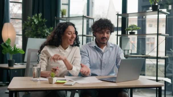 Business Partners Multiracial Arabian Businessman Hispanic Businesswoman Talk Discuss Laptop — Stock Video