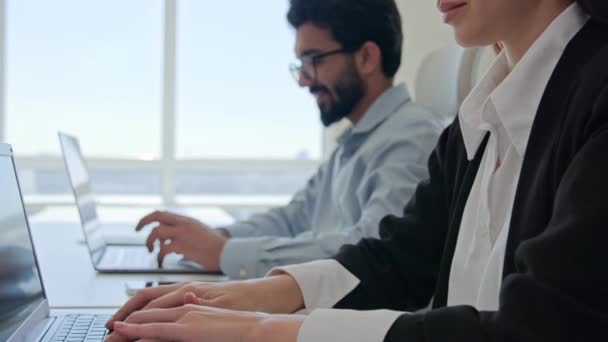 다양한 비즈니스 사람들의 사업가와 노트북에 사업가 직원의 구성원 데스크탑 컴퓨터 — 비디오