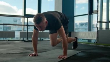 Aktif sporcu Kafkasyalı sporcu erkek spor antrenörü vücut geliştirme antrenörü paspas kaldırma, bacak kaldırma, vücut geliştirme, spor salonunda kardiyo antrenmanı.