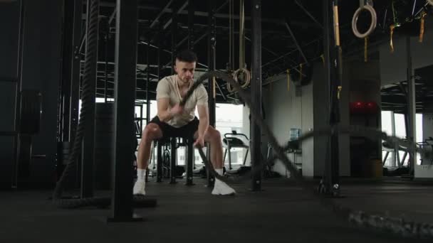 Krachtige Blanke Man Gespierde Sportman Bodybuilder Training Met Battle Touwen — Stockvideo