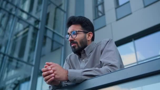 Üzgün Düşünceli Hintli Arap Düşünceli Adamı Teras Balkonunda Çalışan Işveren — Stok video