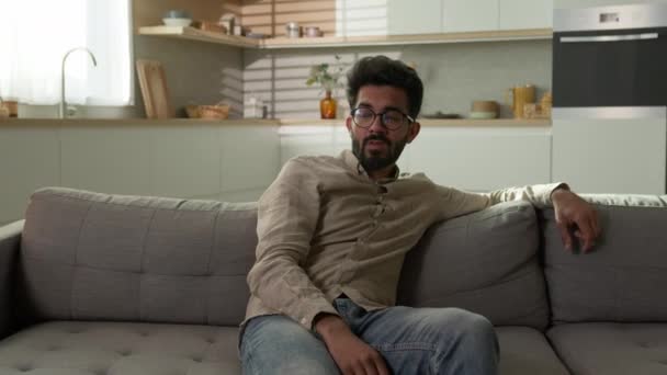 Gelangweilt Unglücklich Müde Arabisch Indischen Mann Millennial Ethnischen Kerl Erschöpft — Stockvideo