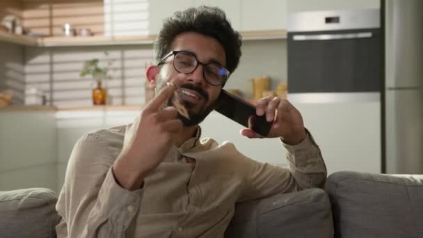 Щасливий Арабський Індійський Бізнесмен Агент Нерухомості Розмовляє Мобільним Телефоном Кухні — стокове відео
