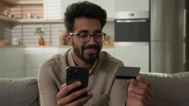 Усміхнений Щасливий Арабський Індійський Чоловік Клієнт Чоловік Споживач Покупки Інтернеті — стокове відео