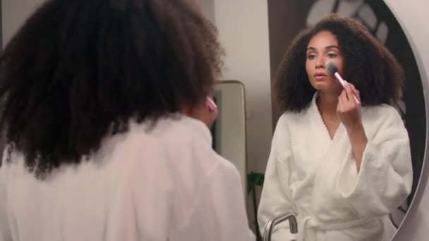 Krásná Afroameričanka Atraktivní Etnická Dívka Koupelně Doma Při Pohledu Zrcadlo — Stock video