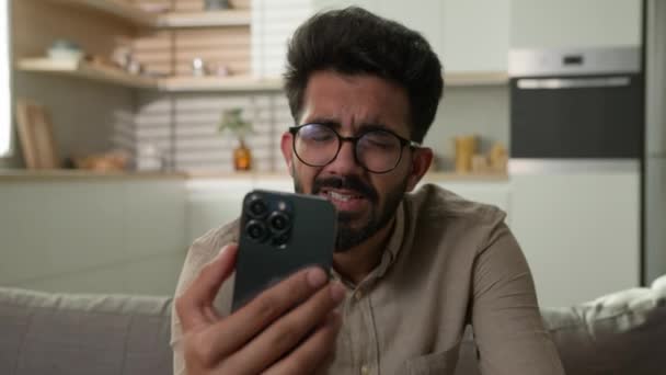 Dühös Stresszes Arab Indiai Férfi Beszélni Mobiltelefon Használata Okostelefon Webkamera — Stock videók