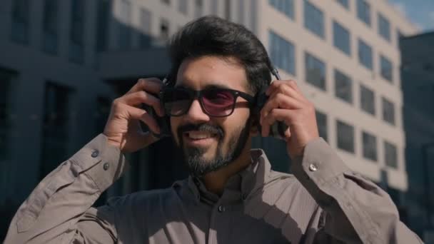 Carefree Arabian Ινδός Γυαλιά Ηλίου Φορούν Ακουστικά Ακούσετε Μουσική Στην — Αρχείο Βίντεο