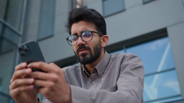 Árabe Indio Cansado Hombre Ciudad Oficina Balcón Uso Teléfono Móvil — Vídeos de Stock