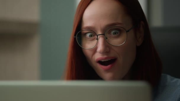 コンピュータ スクリーンを見ている驚くほどの白人ビジネス 女性はオフィスの興奮する幸せな女のビジネスマンは素晴らしいニュースのノートパソコンの衝撃の驚きの驚きの達成を読みます — ストック動画