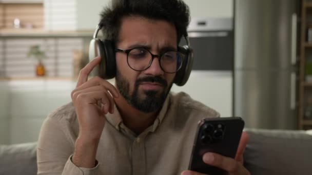 Щасливий Арабський Індійський Чоловік Навушниках Слухати Музику Домашній Кухні Чоловічий — стокове відео