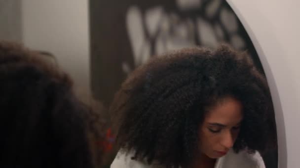 Nahaufnahme Afroamerikanerin Bereitet Make Kosmetik Mädchen Spiegel Spiegelreflexion Gelten Puder — Stockvideo