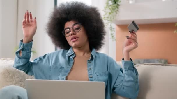 Afroamerikansk Kvinna Arg Flicka Frustrerad Med Shopping Problem Betalning Avvisa — Stockvideo