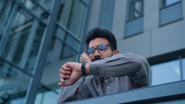 Нудно Засмучений Арабський Чоловік Втомився Чоловік Підприємець Чекає Зустрічі Міській — стокове відео