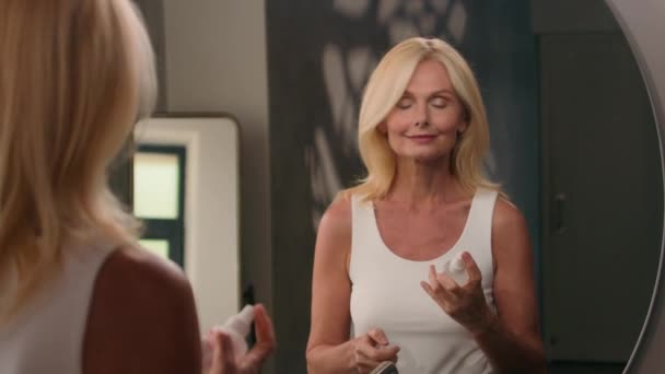美容美发的老年白种女人在浴室护肤 — 图库视频影像