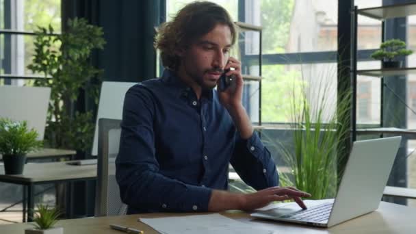 Arabian Man Hispanic Businessman Manager Employer Talk Mobile Phone Search — Vídeo de Stock