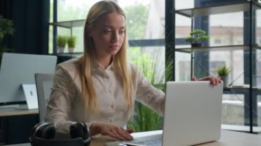 Kafkasyalı iş kadını ofis masasında gerinerek bilgisayar işini bitirdi mutlu, rahat iş kadını kadın, stres, işten sonra rahatlama, gülümseme, tatmin olmuş kız kulaklık tak, müzik dinle.