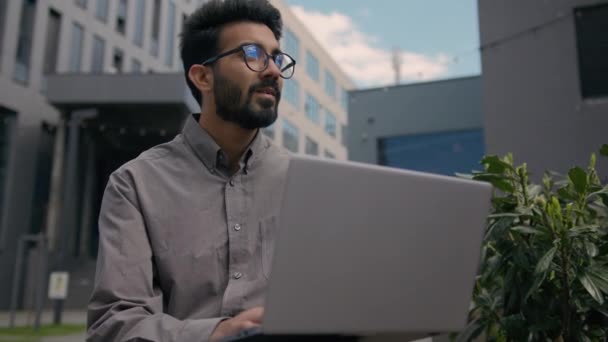 Арабский Бизнесмен Работает Ноутбук Городе Открытом Воздухе Творческий Предприниматель Думаю — стоковое видео