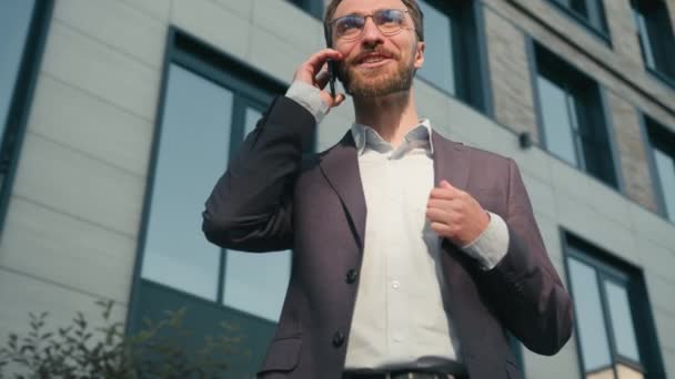 Happy Businessman Kavkazský Člověk Mluvit Mobilní Telefon Obchodní Konverzace Venku — Stock video