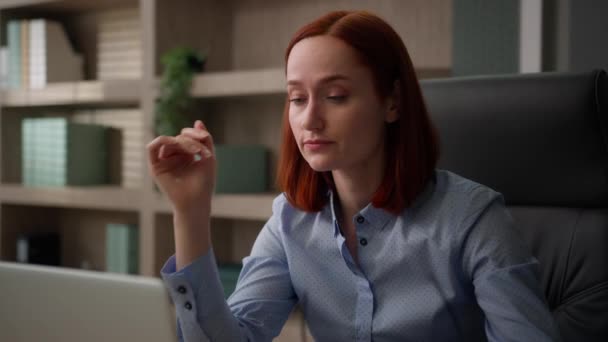 コーカサス疲れた疲れた女性ビジネスマネージャーオフィスワーカーのビジネスマンは頭痛の片頭痛の目の不快感がラップトップによって働くメガネに置かれるコンピュータが付いている締め付けられた期限の過労の女性を感じます — ストック動画