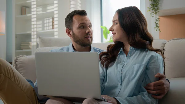 Eコマースのためのラップトップを使用して幸せな若いカップルは インターネット予約旅行チケットで検索するコンピュータを見ている自宅の白人男性と女性で一緒にショッピングをするオンラインショッピングを行う — ストック写真