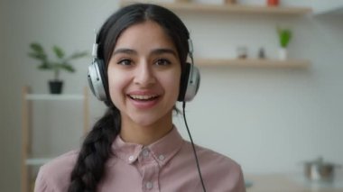 Webcam view Arap kadın gülümseyen kız blogger iş kadını iş kadını, kulaklıklar takan iş adamı, kamerayla görüşmeyi selamla video görüşmesini online webinar dersi genç öğrenciliği uzaktan eğitim