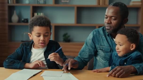 Samotny Rodzic Afroamerykanin Ojciec Tata Człowiek Dwoma Chłopcami Dzieci Domu — Wideo stockowe