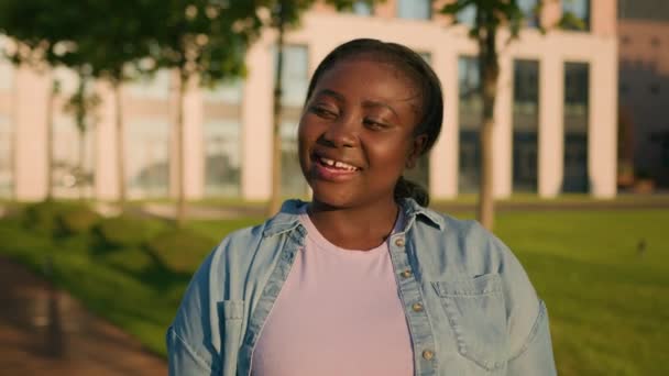Enthusiastisch Glücklich Erfolgreiche Afroamerikanische Ethnische Studentin Mädchen Zufrieden Frau Freien — Stockvideo