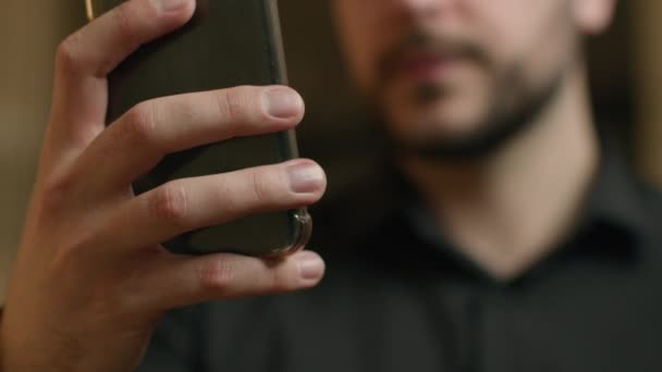 Cortado Tiro Visão Turva Desconhecido Homem Caucasiano Mão Segurar Telefone — Vídeo de Stock
