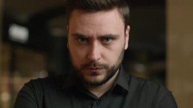 Ciddi, güçlü, sinirli, Kafkas işadamı, kızgın, erkek, portre, yetişkin, rahatsız iş adamı, girişimci, CEO, işveren, milenyum başkanı, kameranın deli bakışlı yüz ifadesine bakıyor.