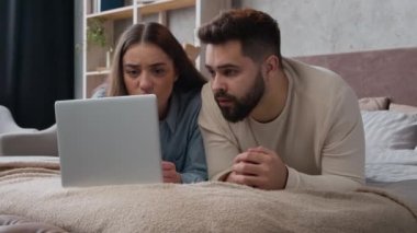 Kafkasyalı çift hayal kırıklığına uğradı. Kötü haber okudu. Negatif sonuç. Banka e-postası başarısızlıkla sonuçlandı.