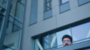 Çok çalışan Arap iş adamı şehir balkonuna gel ofis dışında baş ağrısı, migren ağrısı baş ağrısı, baş ağrısı, baş ağrısı, sağlık sorunları, dışarıda çalışan işveren.