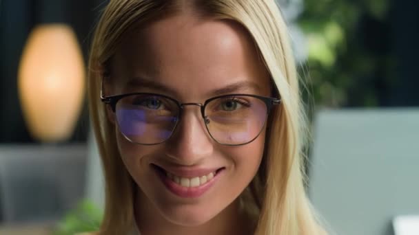 Mujer Bonita Joven Mujer Retrato Cara Mujer Negocios Inteligente Anteojos — Vídeo de stock