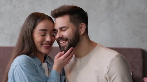 Szczęśliwa Para Miłości Portret Kaukaskiej Rodziny Żonaty Żona Mąż Nowożeńcy — Wideo stockowe