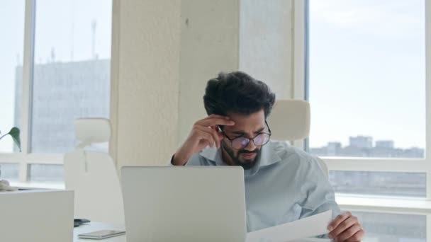 Перегруженный Арабский Индиец Обеспокоенный Бизнесменом Работающим Над Документами Проверки Ноутбуков — стоковое видео