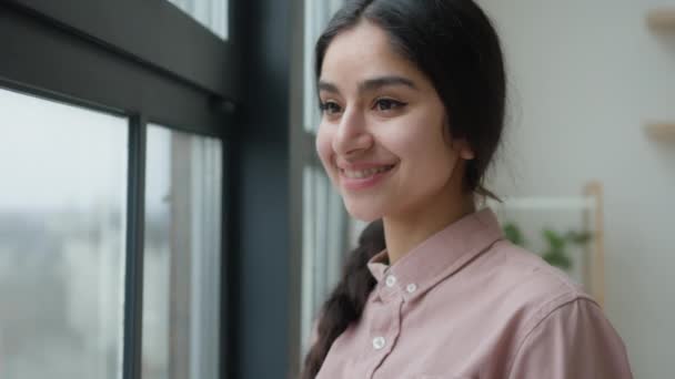 Chica Satisfecha Soñadora Mujer Árabe Mirando Través Ventana Apartamento Esperando — Vídeos de Stock
