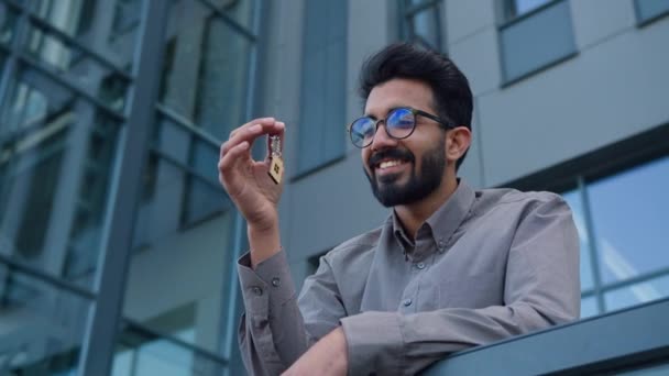 Χαμογελώντας Άνθρωπος Ινδική Arabian Επιχειρηματίας Κτηματομεσίτης Επενδυτής Επιχείρηση Κατέχουν Δέσμη — Αρχείο Βίντεο