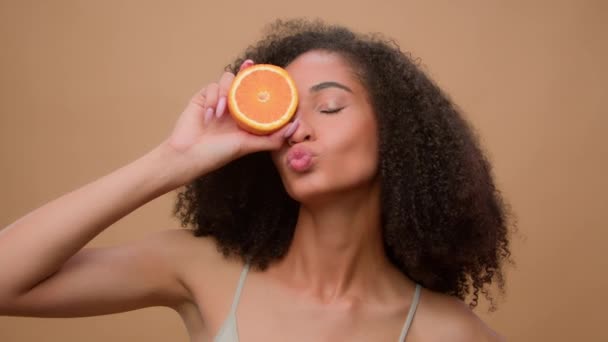 Портрет Девушки Модели Афроамериканка Держит Половину Апельсинового Грейпфрутового Поцелуя Показывая — стоковое видео