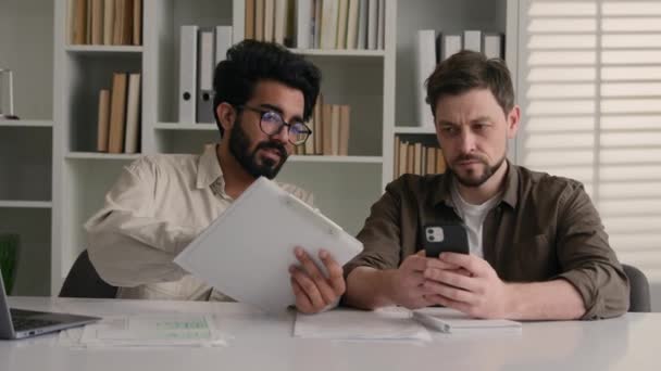 Два Бизнесмена Многорасовые Коллеги Офисе Арабский Индийский Бизнесмен Показать Документы — стоковое видео