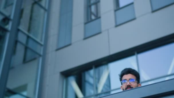 Çok Çalışan Arap Adamı Şehir Balkonuna Gel Ofis Dışında Baş — Stok video