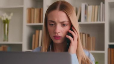 Kafkasyalı iş kadını kadın yönetici kadın işkadını kadın işkadını telefonda konuşuyor akıllı telefondan kötü bir ses sesi geliyor bilgisayarla ofiste şok edici bir sorun var.