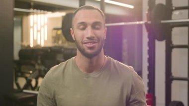 Spor vlogger erkek etkileyicisi sosyal medya fitness eğitmeni Afrikalı Amerikalı etnik sporcu adam sporcu adam spor salonunda kameraya konuşan spor sporcusu konuşma videosu antremanı