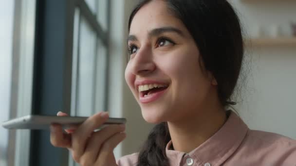 Vrolijk Vrolijk Arabisch Indiaas Zakenmeisje Praten Mobiele Telefoon Buurt Van — Stockvideo